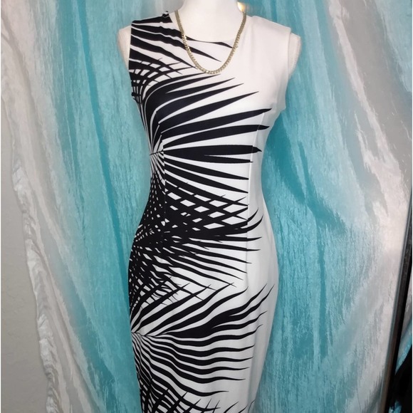 Sleeveless black & white sheath dress - Picture 4 of 8